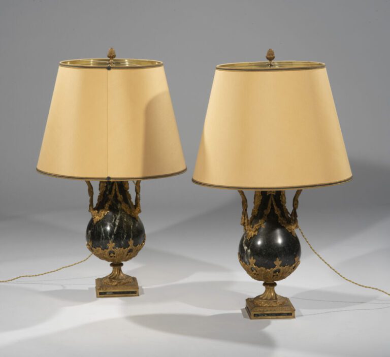 Belle paire de lampes sous la forme d'un vase sur piédouche en marbre gris à ri…