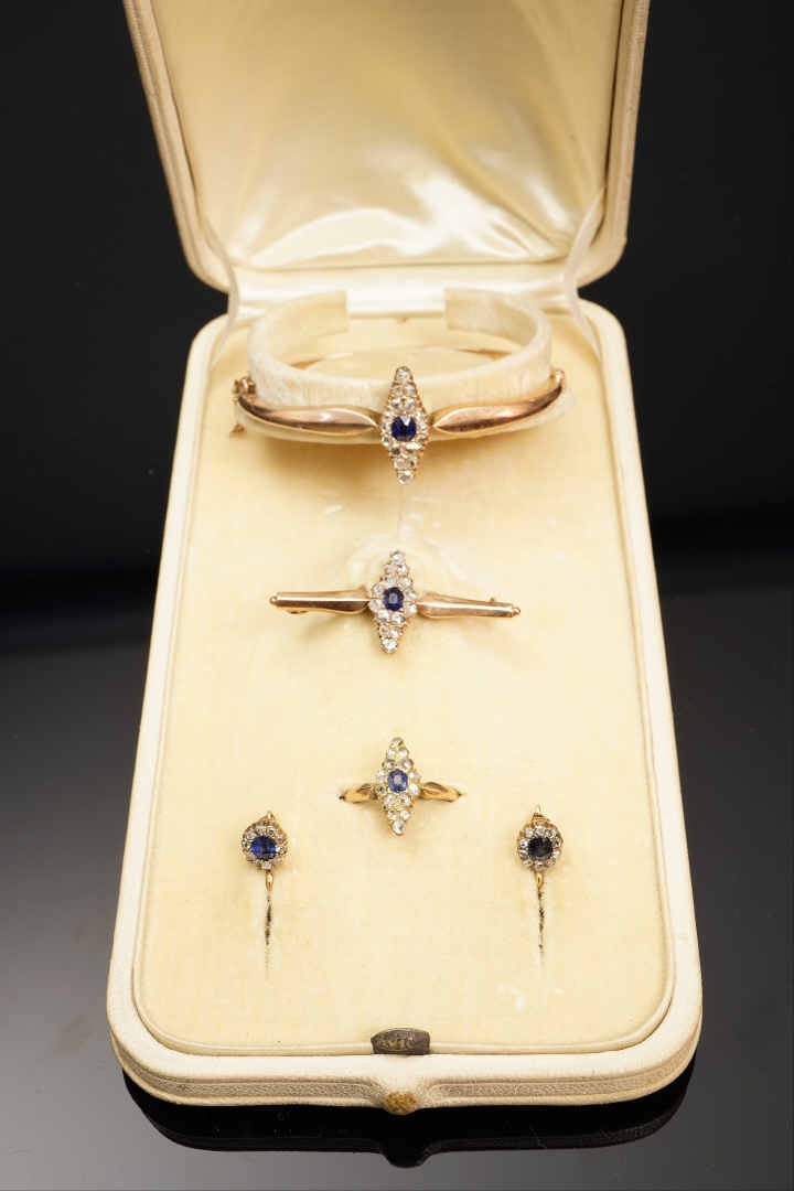 Belle parure en or 56 zolotniks (585 millièmes) composée d'un bracelet jonc, un…
