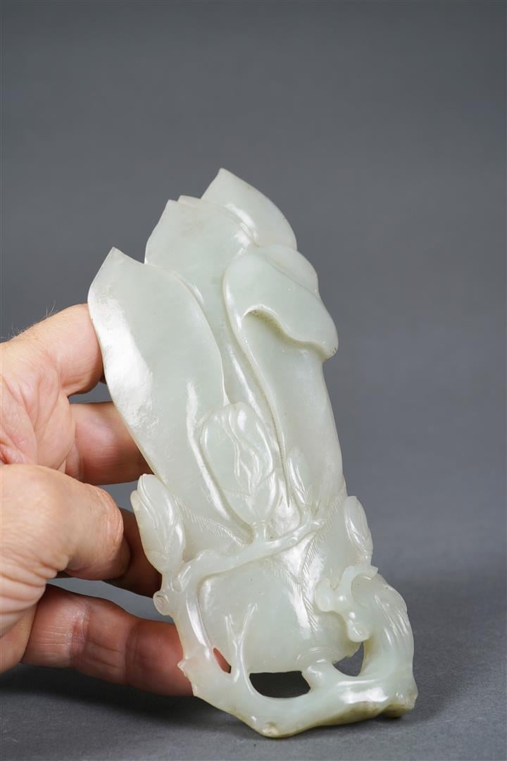 BELLE PLAQUE D'APPLIQUE EN JADE NEPHRITE CELADON PALE SCULPTE A L'IMITATION DE…