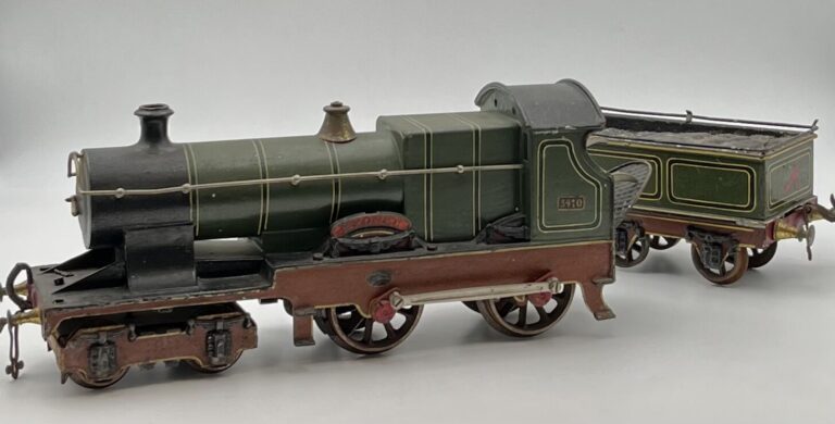 Bing; loco type vapeur 220 " Sydney 3410 " avec tender 3 axes, en tôle peinte à…