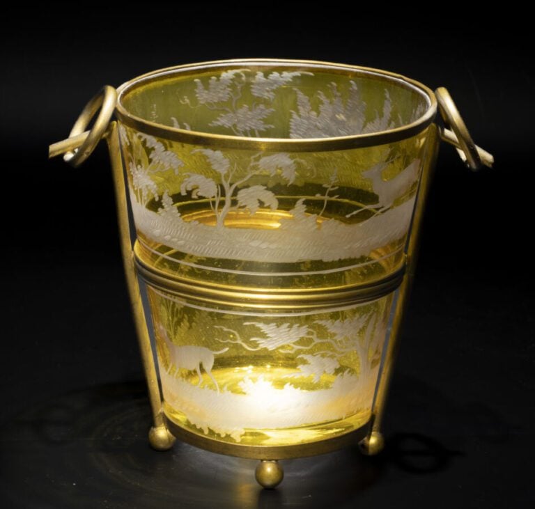 Bohême. Vase en verre cémenté jaune à deux panneaux gravés de cerf, de lièvre,…