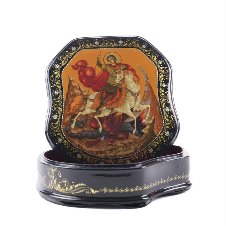 Boîte à bords contournés en papier mâché laqué à décor polychrome et or représe…