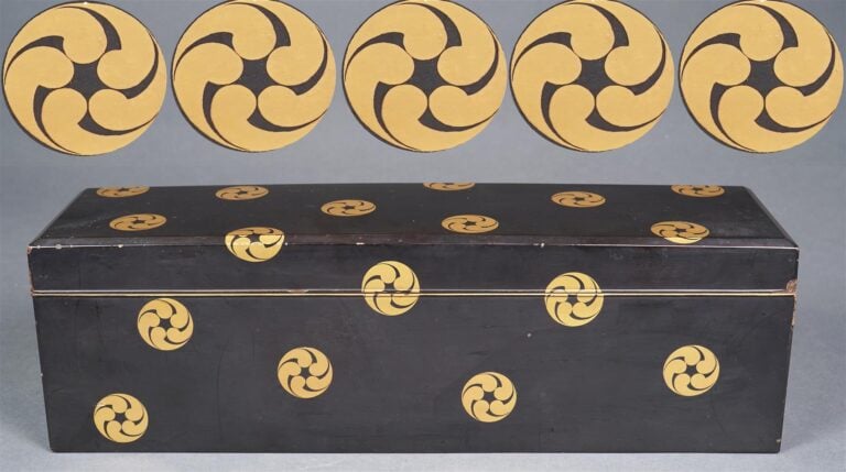 BOITE A MESSAGES EN LAQUE DECOREE A L'OR D'EMBLEMES HERALDIQUES (MONS), FUMI-BA…