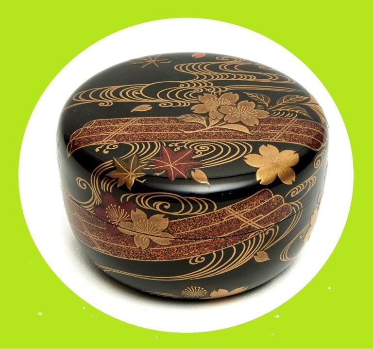 BOITE A THE COUVERTE LENTICULAIRE, HIRANAMATSUME - Japon, Période Showa - A fon…