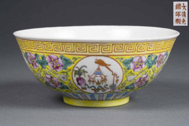 BOL CAMPANIFORME A FOND JAUNE ET A DECOR EMAILLE POLYCHROME DANS LE STYLE DE LA…