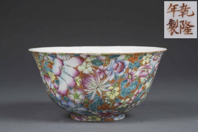 BOL CAMPANIFORME EN PORCELAINE A DECOR EMAILLE DANS LE STYLE DE LA "FAMILLE ROS…