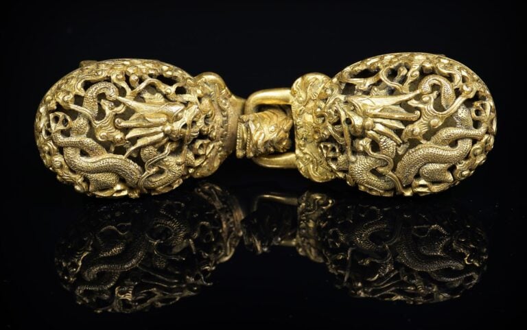 BOUCLE DE CEINTURE BIPARTITE EN CUIVRE CISELE ET DORE - Chine, Dynastie Qing -…