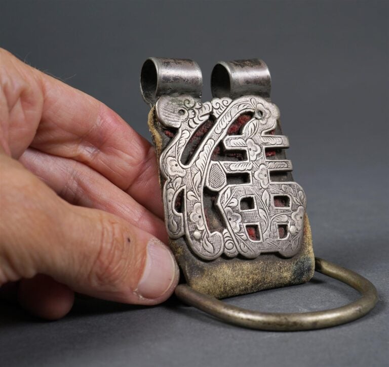 BOUCLE DE CEINTURE EN ARGENT A GARNITURE DE CUIVRE BOUILLI - Chine, Vers 1900 -…