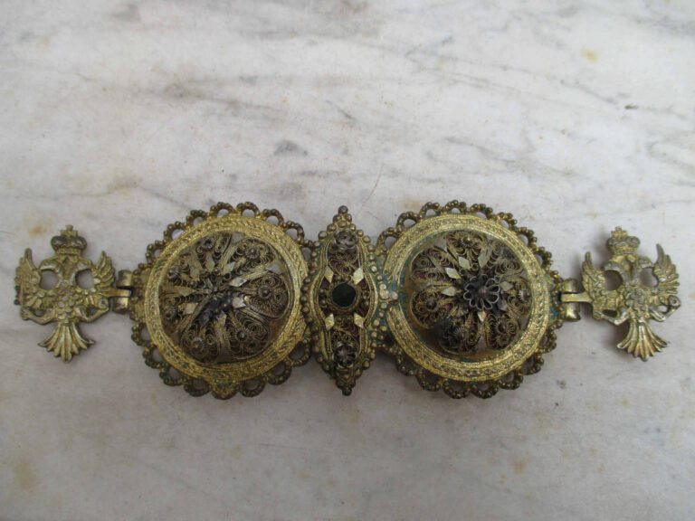 Boucle de ceinture en métal doré à décor filigrané, orné d'aigles impériales ru…