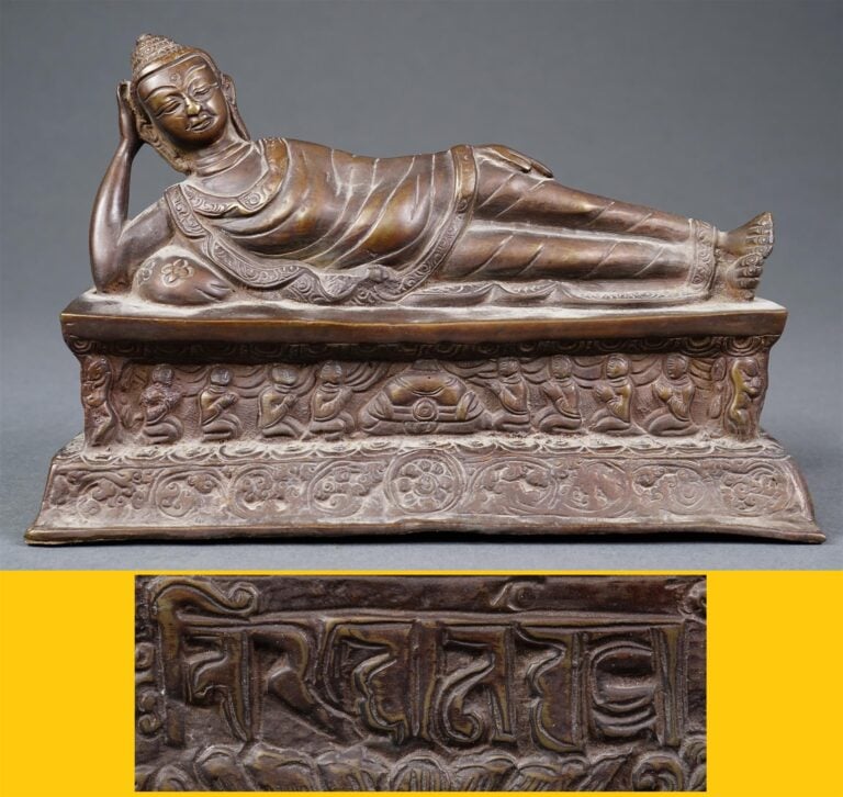 BOUDDHA COUCHE EN BRONZE A PATINE BRUNE, PARINIRVANA - Tibet, Probable travail…