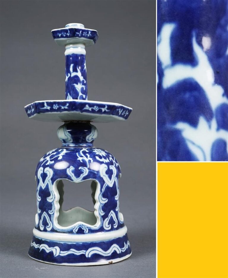 BOUGEOIR EN PORCELAINE BLEU BLANC - Chine - D'une paire, de la garniture d'un a…