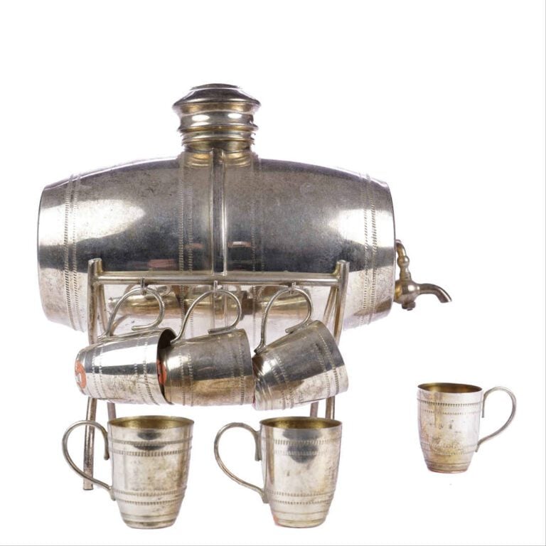 Bouteille à vodka en forme de tonneaux avec sa monture et ses six verres en mét…