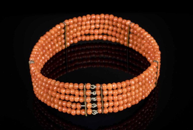 BRACELET A CINQ RANGS DE PERLES DE CORAIL ROUGE - Chine, Epoque XXe siècle - D…