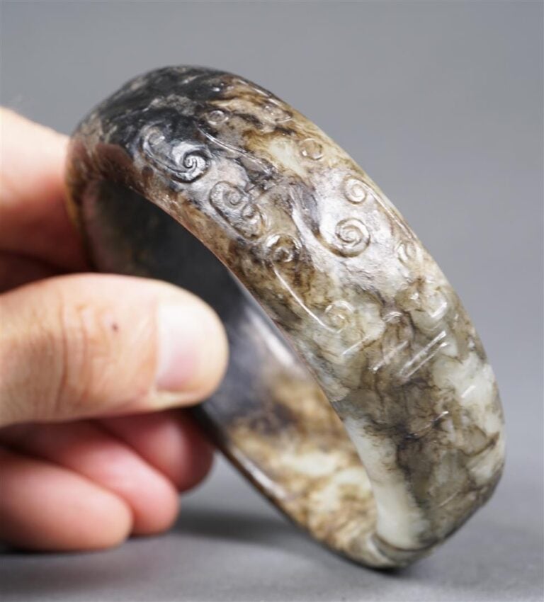 BRACELET ARCHAISANT EN JADE NEPHRITE MOUCHETE - Chine, De style Ming - Monolith…