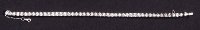 Bracelet articulé en or blanc 18K (750%o) serti de 47 diamants de taille brilla…