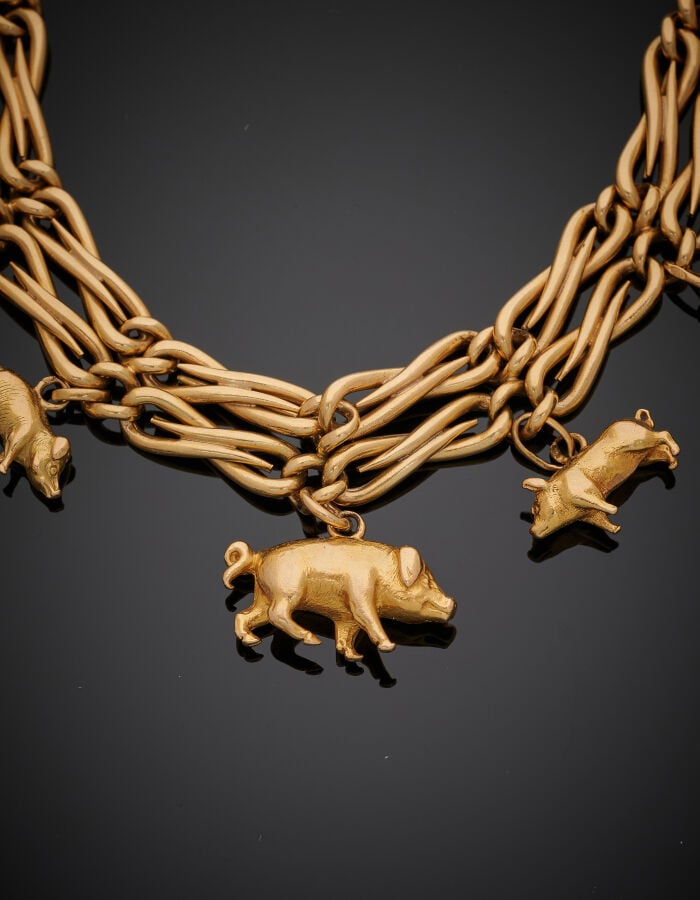 BRACELET « charm's » en or jaune (750‰) à maille « 8 », retenant sept breloques…