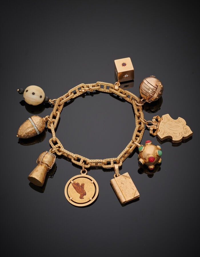 BRACELET « charm's » en or jaune (750‰) à maille « chaîne d'ancre » tressée, re…