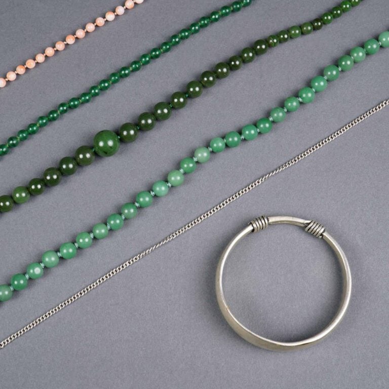 BRACELET EN METAL ARGENTE - Asie, Première moitié du XXe siècle - Il se compose…