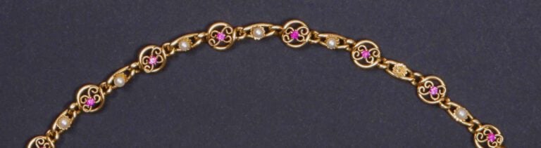 Bracelet en or jaune 18K (750%o) à maillons filigranés sertis de pierres rouges…