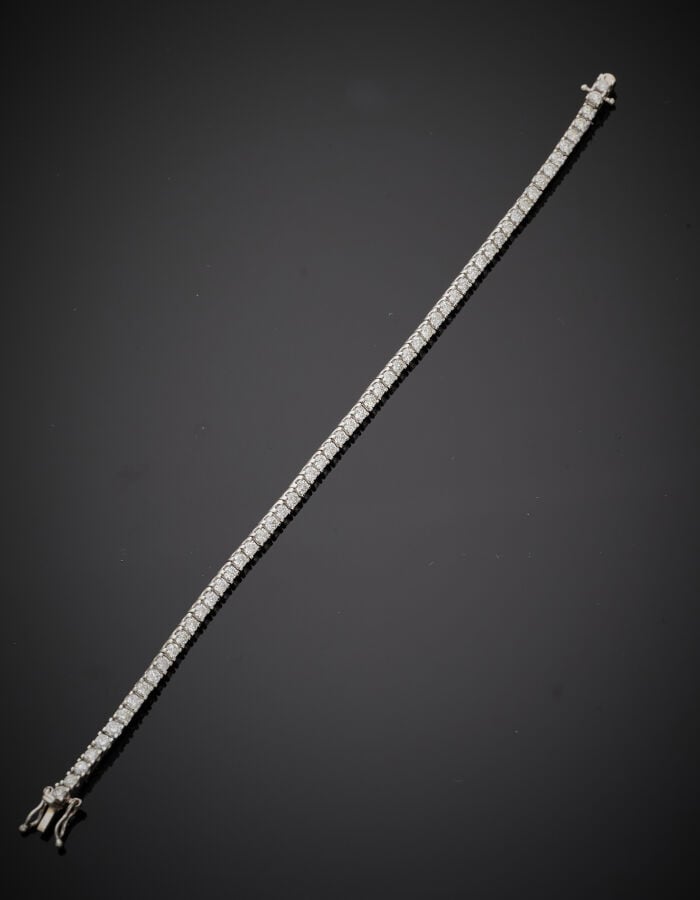 BRACELET en platine (950‰) serti d'un alignement de 59 diamants taille brillant…