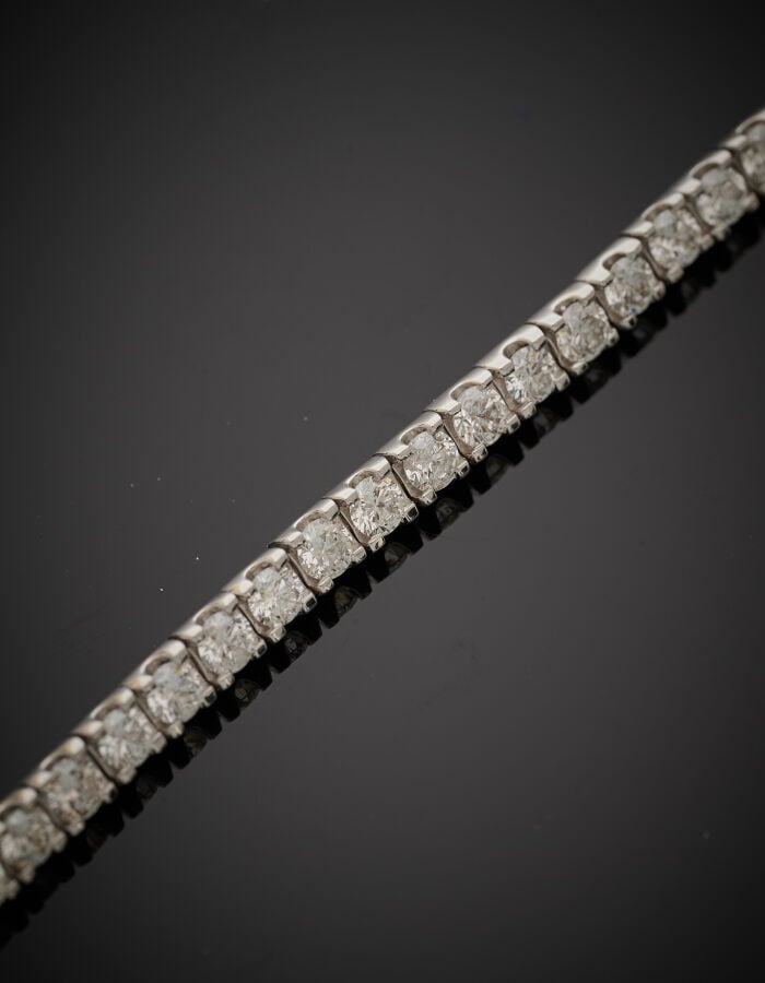BRACELET en platine (950‰) serti d'un alignement de 59 diamants taille brillant…