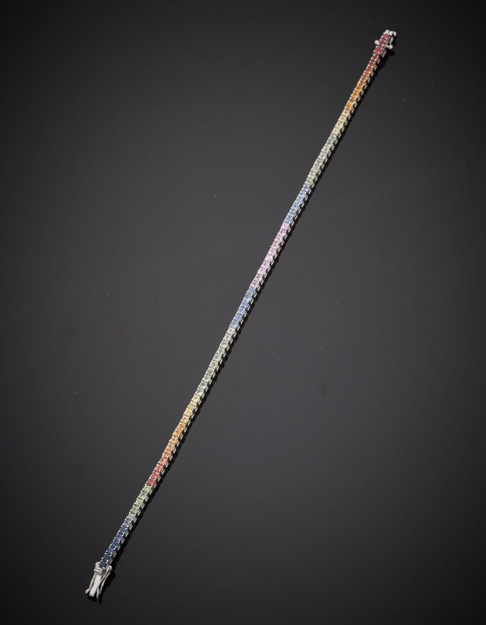 BRACELET fin en or gris (750‰) serti d'un alignement de saphirs multicolores en…