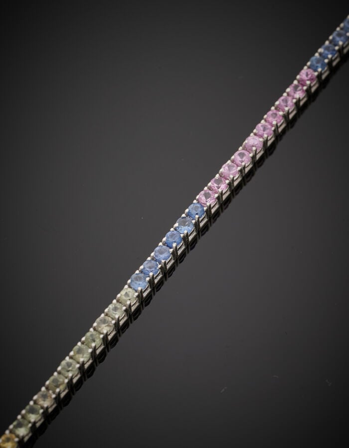 BRACELET fin en or gris (750‰) serti d'un alignement de saphirs multicolores en…