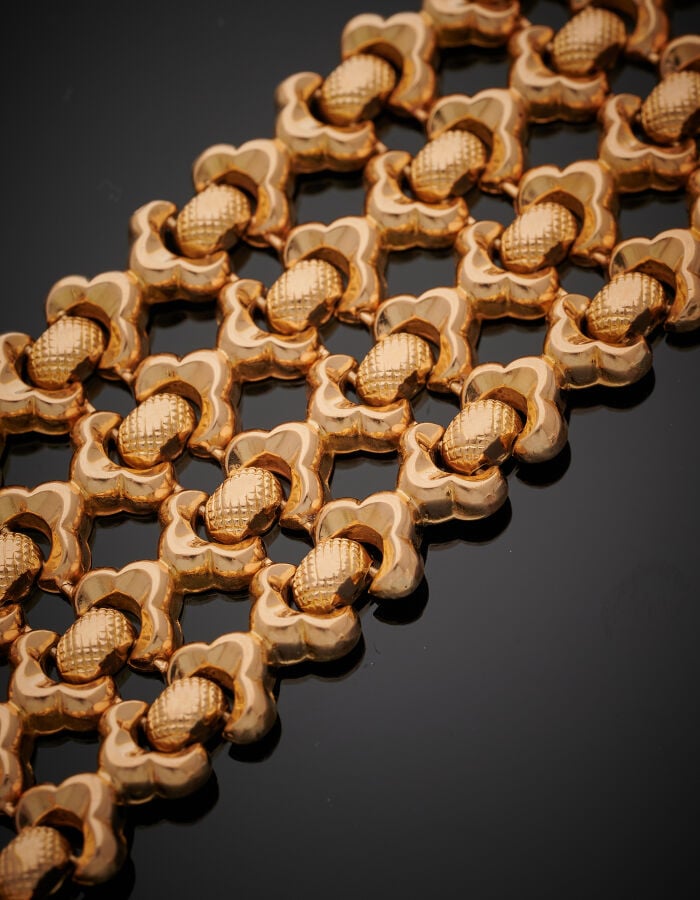 BRACELET « manchette » en or jaune (750‰) ajouré, à maille polylobée, ciselée e…