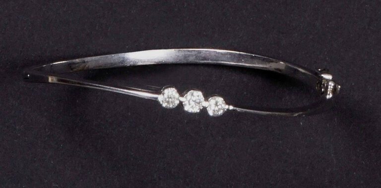 Bracelet rigide ouvrant en or blanc 9K (375%o) serti de trois diamants de taill…