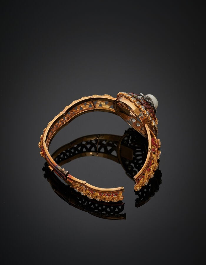 BRACELET semi-rigide ouvrant en or jaune (750‰) et argent (min. 800‰) repercé,…