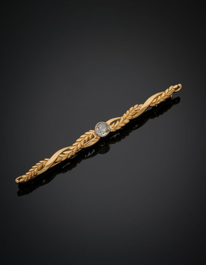 BROCHE « barrette » en platine (min. 800‰) et or jaune (750‰) ajouré à motifs d…