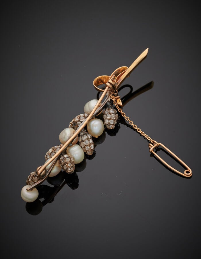 BROCHE « branche de gui » en or jaune (750‰) et argent (min. 800‰) composée de…
