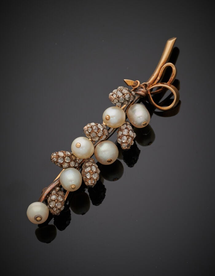 BROCHE « branche de gui » en or jaune (750‰) et argent (min. 800‰) composée de…