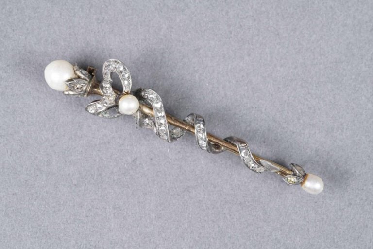 Broche en argent (925%o) et en or jaune 18K (750%o) à motif d'un noeud enroulé,…
