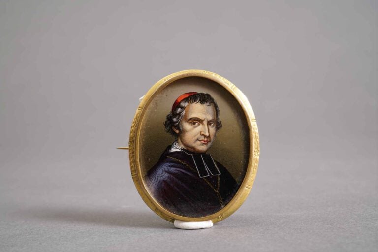 Broche miniature sur cuivre de forme ovale en métal doré représentant le portra…