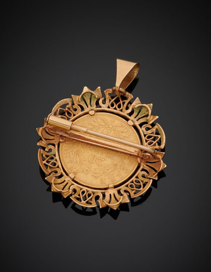 BROCHE-PENDENTIF « fleur » en or jaune (750‰) repercé centrée d'une pièce de 20…