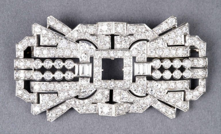 Broche plaque en platine (950%o) sertie de diamants de taille ancienne, demi-ta…