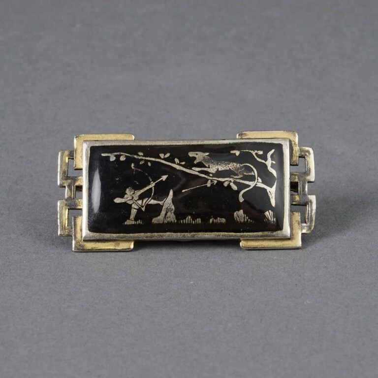 Broche rectangulaire en métal doré à décor de grecques rehaussées d'une scène é…