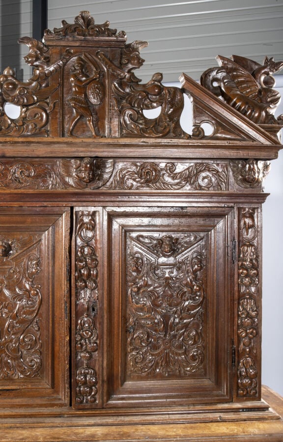 Buffet à deux corps en bois naturel mouluré et richement sculpté de figures d'a…