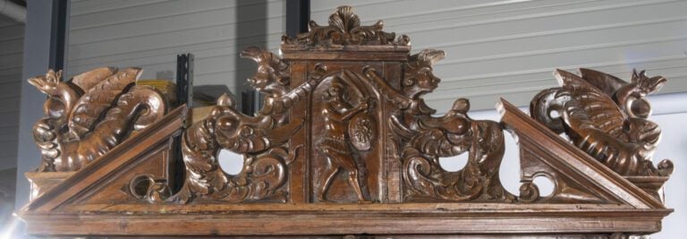 Buffet à deux corps en bois naturel mouluré et richement sculpté de figures d'a…