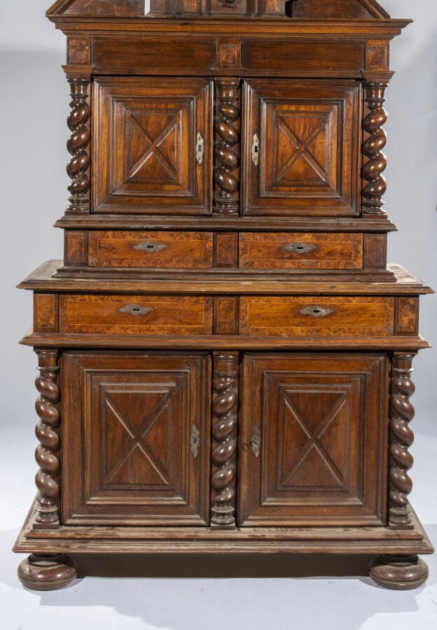 Buffet à deux corps en bois naturel mouluré et sculpté ouvrant par quatre porte…