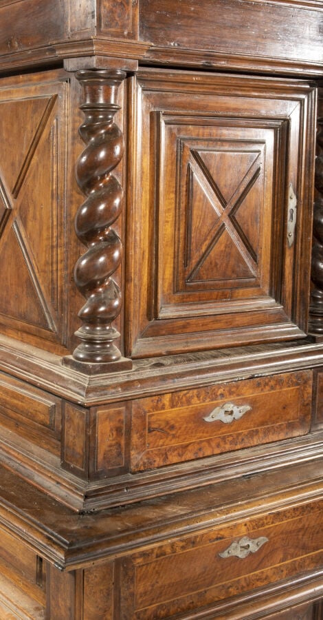Buffet à deux corps en bois naturel mouluré et sculpté ouvrant par quatre porte…