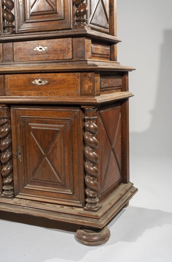 Buffet à deux corps en bois naturel mouluré et sculpté ouvrant par quatre porte…