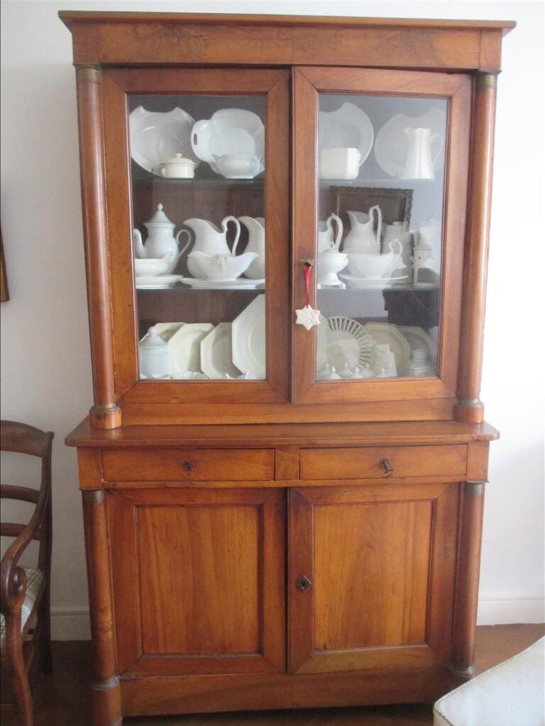 Buffet deux portes en bois naturel ouvrant par deux portes vitrées, deux vantau…