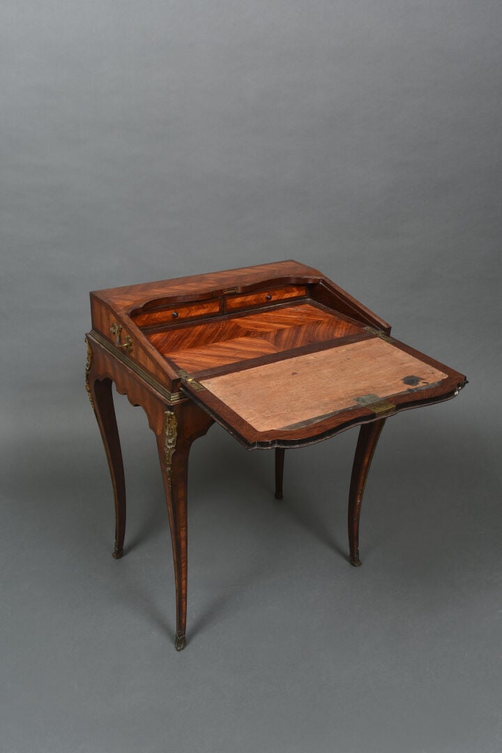 Bureau de pente en bois de placage ouvrant par un abattant formant écritoire et…