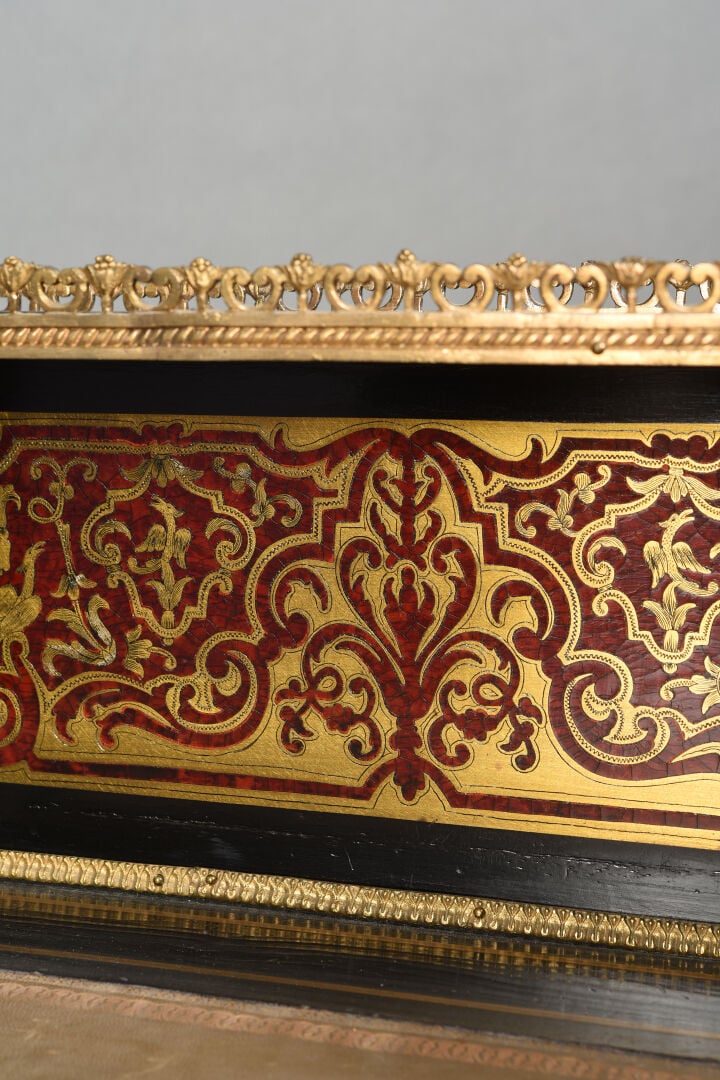 Bureau plat à gradin en bois noirci à décor en marqueterie dite Boulle ouvrant…