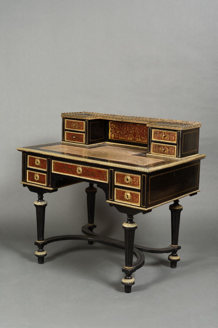 Bureau plat à gradin en bois noirci à décor en marqueterie dite Boulle ouvrant…