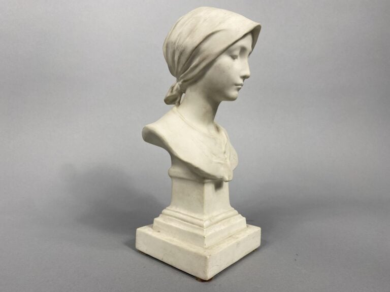 Buste de femme au fichu en biscuit de Sèvres - Monogrammé A.L et marque de la M…