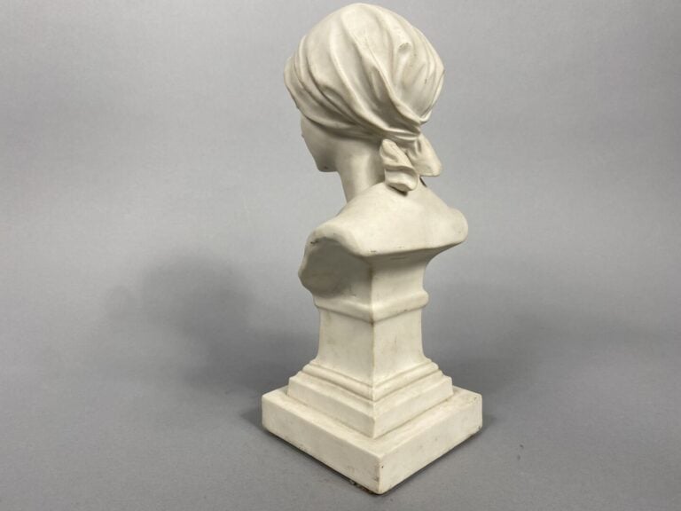 Buste de femme au fichu en biscuit de Sèvres - Monogrammé A.L et marque de la M…