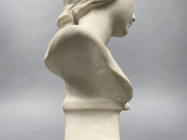 Buste de femme au fichu en biscuit de Sèvres - Monogrammé A.L et marque de la M…